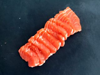 4、三文鱼寿司,把三文鱼7㎜厚,3㎝宽,5㎝长的小块