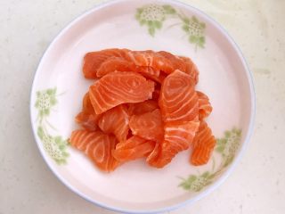 6、三文鱼寿司,调匀除去腥味