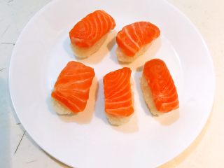 11、三文鱼寿司,在长条饭团上面放上三文鱼,三文鱼寿司做好了