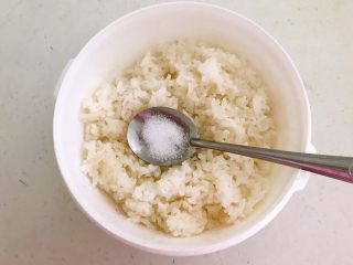 8、三文鱼寿司,加入精盐