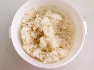 9、三文鱼寿司,充分调匀