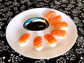 13、三文鱼寿司,三文鱼寿司可以食用了