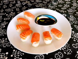 14、三文鱼寿司,吃的时候蘸上一点辣根酱油即可