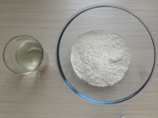 1、红薯红糖姜汁小汤圆,准备一杯温水。