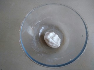 2、红薯红糖姜汁小汤圆,倒入糯米粉里，和成不干不粘手的柔软面团，配方里的水量仅供参考。