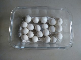 3、红薯红糖姜汁小汤圆,搓成若干小剂子，大概是每个五克，先盖上盖子或者保鲜膜，防止风干。