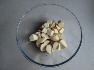 4、红薯红糖姜汁小汤圆,红薯去皮切成小块。