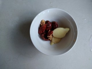 5、红薯红糖姜汁小汤圆,姜切片，红枣去核。