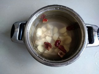 6、红薯红糖姜汁小汤圆,红薯，姜片，红枣和三碗清水倒入锅中。