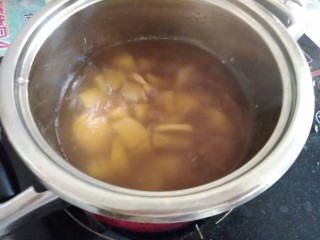 7、红薯红糖姜汁小汤圆,盖上锅盖，水烧开后转中小火煮15-20分钟。