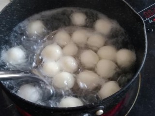 8、红薯红糖姜汁小汤圆,另起一锅锅里的水，烧开后倒入小汤圆，煮至浮起三分钟。