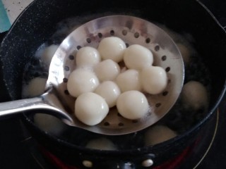 9、红薯红糖姜汁小汤圆,将小汤圆捞起。