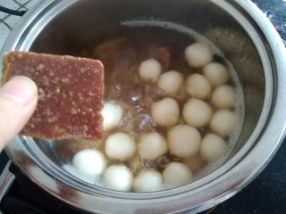 11、红薯红糖姜汁小汤圆,放入红糖块，继续煮两分钟左右，煮至红糖溶化即可。