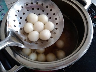 10、红薯红糖姜汁小汤圆,倒入红薯姜水里。