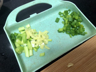 5、木耳炒山药,改刀：姜切丝，小葱切末