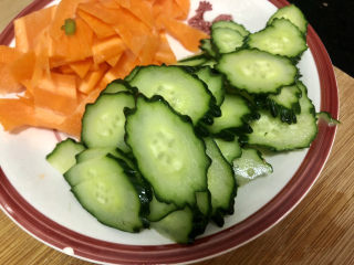 6、木耳炒山药,黄瓜切薄片，胡萝卜切薄片