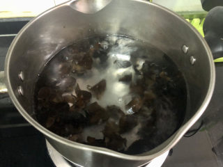 9、木耳炒山药,坐锅烧水，水开下木耳煮一分钟