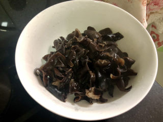 10、木耳炒山药,捞出备用