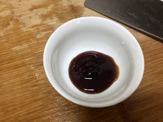 13、木耳炒山药,准备调味汁：一汤匙蚝油
