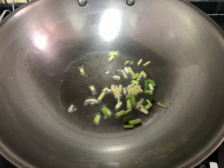 20、木耳炒山药,热锅冷油，加入葱白姜丝，小火煸香