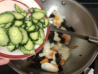 24、木耳炒山药,加入黄瓜片