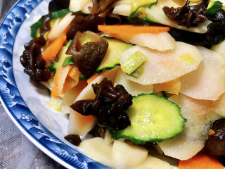 29、木耳炒山药,这道山药炒木耳，做法简单，清爽美味，营养丰富，很适合炎炎夏日里食用，喜欢的小伙伴一起来试试吧????