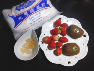 1、缤纷水果小汤圆,准备好各项食材。我用的是超市买的水磨糯米粉，嫌麻烦不想和面的，可以在超市买现成的小汤圆。里面放的水果随意，也可以芒果火龙果的。