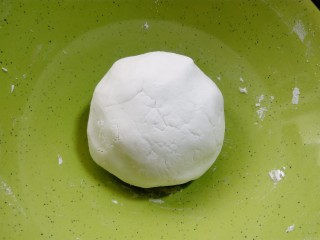 4、缤纷水果小汤圆,然后直接上手揉喽，用开水的也不用担心会烫到。可能一开始揉的时候会粘，可以戴上一次性手套来揉，耐心的揉，揉到面团光滑为止。