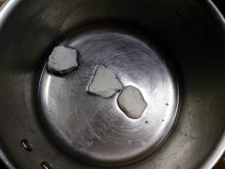 5、缤纷水果小汤圆,我比较喜欢的方法是用温水和面，在揉好的面团里，揪下一小块，大约占面团重量的20%，放入锅中。