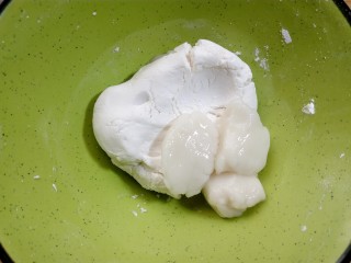 7、缤纷水果小汤圆,取出加入到刚才揉过的面团里。