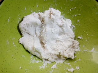 8、缤纷水果小汤圆,继续的，耐心的揉。