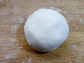 9、缤纷水果小汤圆,一直揉到光滑，这样揉好的面团延展性非常好，怎么搓都不容易裂开来。你也可以直接用开水来和面，那样就不用再揪一块面团，煮熟以后再加入面团揉啦，两种方法随你选。不清楚为什么要这样做的的看贴示哦。