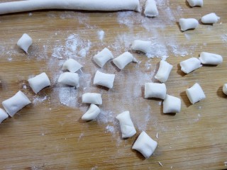 11、缤纷水果小汤圆, 切成小粒，如果觉得粘手可以撒一些干粉来操作。