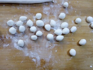 12、缤纷水果小汤圆,然后在手心搓成小小的圆球状。没有用到的面团，手慢的一定要记得盖上保鲜膜，不然待会吹干了又不好搓。搓好后盖上保鲜膜待用。如果一次性做的比较多，可以撒上一些干粉，防止粘黏，放冰箱冷冻，随吃随取。