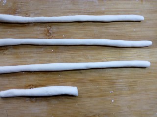 10、缤纷水果小汤圆,取一份面团，搓成长条。