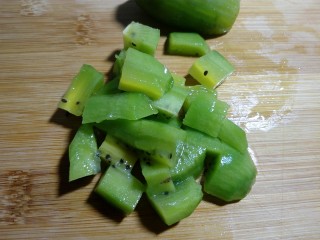 13、缤纷水果小汤圆,现在来准备水果，猕猴桃削去外皮，切成丁。