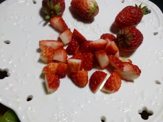 14、缤纷水果小汤圆,草莓也切成丁。