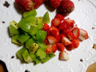 15、缤纷水果小汤圆,准备好了水果，现在我们就要来煮小汤圆了。