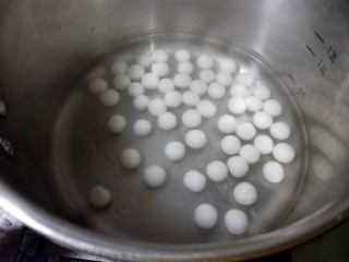 16、缤纷水果小汤圆,锅里放水，放入小汤圆。