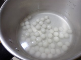 17、缤纷水果小汤圆,因为很小，等小汤圆在锅里浮上来以后，再煮半分钟，就可以捞上来了。