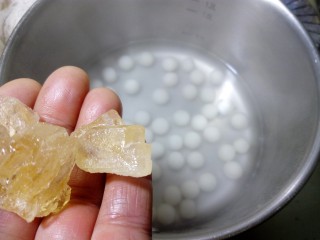 18、缤纷水果小汤圆,喜欢甜的，这时候可以加入一小块。也可以加蜂蜜或细砂糖。