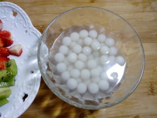 19、缤纷水果小汤圆,盛入碗中，为了不破坏水果的维生素，等稍微凉一些再放水果。