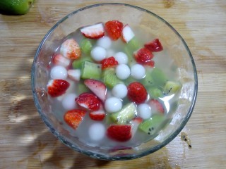 21、缤纷水果小汤圆,搅拌均匀。