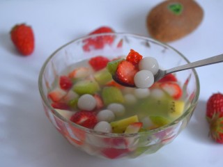 22、缤纷水果小汤圆,可以美美的食用喽。水果清甜，汤圆软糯，色彩缤纷很养眼。