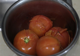 1、打造paty上超实惠的大披萨——金枪鱼披萨 ,西红柿用开水烫一下，去掉皮，切碎。