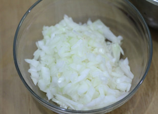 2、打造paty上超实惠的大披萨——金枪鱼披萨 ,洋葱切碎。