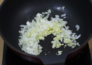 5、打造paty上超实惠的大披萨——金枪鱼披萨 ,放入蒜末和洋葱末炒香。