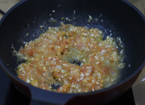 7、打造paty上超实惠的大披萨——金枪鱼披萨 ,炒到西红柿变软烂，碎掉。