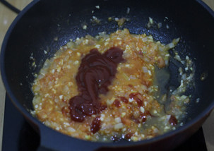 8、打造paty上超实惠的大披萨——金枪鱼披萨 ,放入番茄沙司。