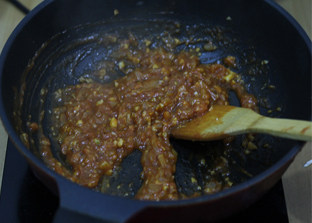 12、打造paty上超实惠的大披萨——金枪鱼披萨 ,一直炒到水分蒸发掉，酱变得黏稠即可。